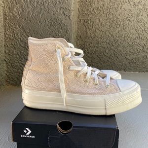 Converse platform US 7 / 24 CM (runs as 7.5 US).